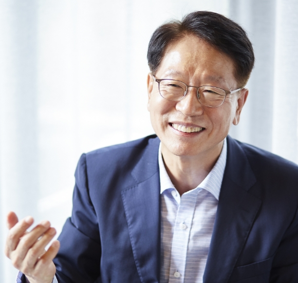 휴비스 3대 사장 유배근 2011.03 ~ 2017.01